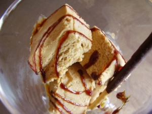 Copa de gelat de turró amb reducció de caramel